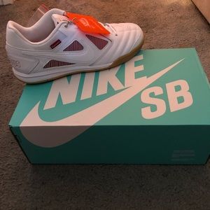 Supreme Nike SB size 8 shoes
